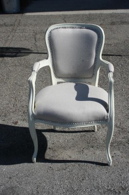 Sedia con braccioli e anello in metallo